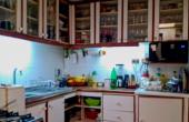 cocina con muebles empotrados y campana