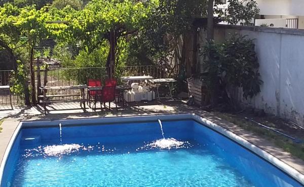 Parte del patio con piscina.