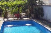 Parte del patio con piscina.