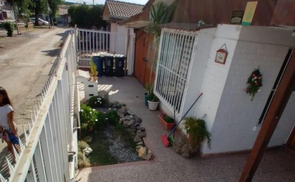 • Hermoso antejardín con reja estructura de fierro puntas de seguridad, puerta y portón de acceso base riel.