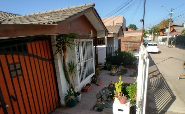 • Hermoso antejardín con reja estructura de fierro puntas de seguridad, puerta y portón de acceso base riel.
