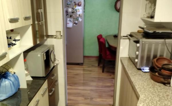 •	Cocina  amplia e individual,  completamente de cerámica,  equipada con mueble cubierta granito y  lavaplatos doble, las instalaciones agua, luz, gas están en  excelente estado. Conecta salida a logia. 
