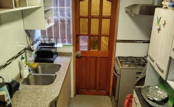 •	Cocina  amplia e individual,  completamente de cerámica,  equipada con mueble cubierta granito y  lavaplatos doble, las instalaciones agua, luz, gas están en  excelente estado. Conecta salida a logia. 