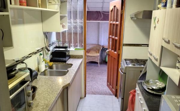 •	Cocina  amplia e individual,  completamente de cerámica,  equipada con mueble cubierta granito y  lavaplatos doble, las instalaciones agua, luz, gas están en  excelente estado. Conecta salida a logia. 
