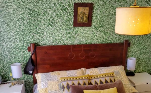 •	Amplio dormitorio principal (matrimonial) con closet fijo incrustado, alfombrado, muros de hormigón y tabiquería, buena iluminación natural, con vista al antejardín, baño privado cubierto de cerámica paredes y suelo, ducha y excelente lavamanos amoblado,  finas terminaciones en toda la habitación.