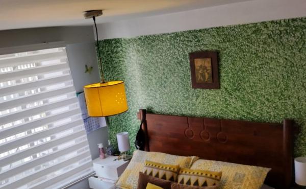 •	Amplio dormitorio principal (matrimonial) con closet fijo incrustado, alfombrado, muros de hormigón y tabiquería, buena iluminación natural, con vista al antejardín, baño privado cubierto de cerámica paredes y suelo, ducha y excelente lavamanos amoblado,  finas terminaciones en toda la habitación.