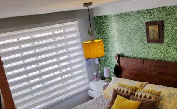 •	Amplio dormitorio principal (matrimonial) con closet fijo incrustado, alfombrado, muros de hormigón y tabiquería, buena iluminación natural, con vista al antejardín, baño privado cubierto de cerámica paredes y suelo, ducha y excelente lavamanos amoblado,  finas terminaciones en toda la habitación.