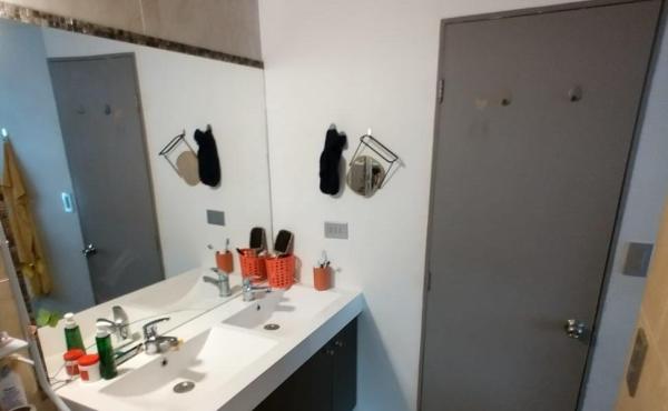 •	Amplio dormitorio principal (matrimonial) con closet fijo incrustado, alfombrado, muros de hormigón y tabiquería, buena iluminación natural, con vista al antejardín, baño privado cubierto de cerámica paredes y suelo, ducha y excelente lavamanos amoblado,  finas terminaciones en toda la habitación.