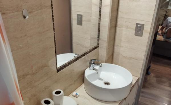 • baño de servicio, con ducha, agua caliente y fría, cubierta de cerámica.