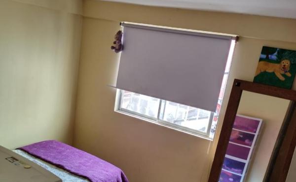 • Hermoso y cómodo dormitorio con vista a patio trasero, piso flotante,  muros  de  hormigón y tabiquería. Especial para ser utilizado por un niño, adolescente o persona  adulta sola