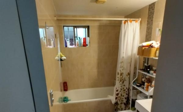 •	Amplio dormitorio principal (matrimonial) con closet fijo incrustado, alfombrado, muros de hormigón y tabiquería, buena iluminación natural, con vista al antejardín, baño privado cubierto de cerámica paredes y suelo, ducha y excelente lavamanos amoblado,  finas terminaciones en toda la habitación.