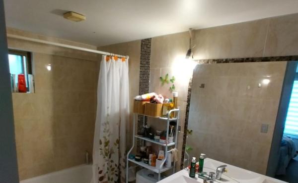 •	Amplio dormitorio principal (matrimonial) con closet fijo incrustado, alfombrado, muros de hormigón y tabiquería, buena iluminación natural, con vista al antejardín, baño privado cubierto de cerámica paredes y suelo, ducha y excelente lavamanos amoblado,  finas terminaciones en toda la habitación.