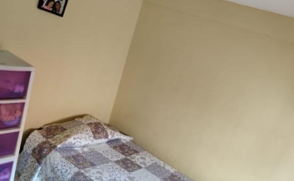 • Hermoso y cómodo dormitorio con vista a patio trasero, piso flotante,  muros  de  hormigón y tabiquería. Especial para ser utilizado por un niño, adolescente o persona  adulta sola