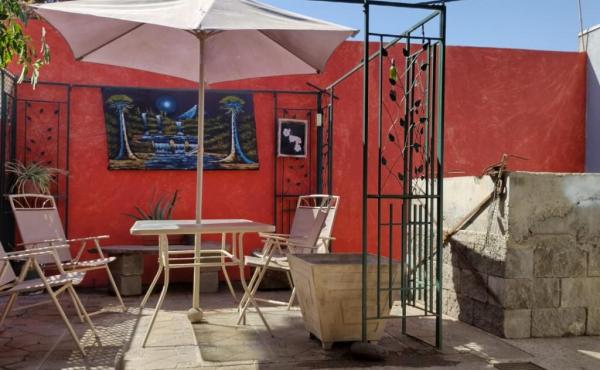 • Patio trasero con gran quincho. 