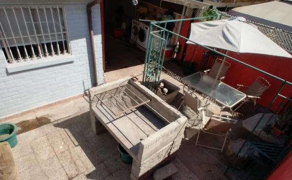 • Patio trasero con gran quincho.
