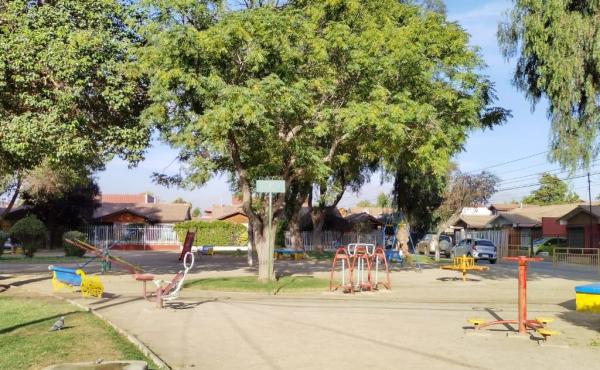 • Agradable plaza frente a la propiedad con juegos infantiles, bancas para descasar  y áreas verdes que permiten disfrutar de la tranquilidad que entrega la naturaleza.