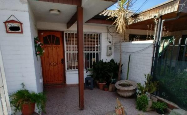 • Hermoso antejardín con reja estructura de fierro puntas de seguridad, puerta y portón de acceso base riel.