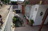• Hermoso antejardín con reja estructura de fierro puntas de seguridad, puerta y portón de acceso base riel.