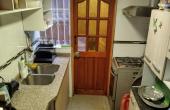 •	Cocina  amplia e individual,  completamente de cerámica,  equipada con mueble cubierta granito y  lavaplatos doble, las instalaciones agua, luz, gas están en  excelente estado. Conecta salida a logia. 