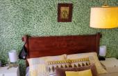 •	Amplio dormitorio principal (matrimonial) con closet fijo incrustado, alfombrado, muros de hormigón y tabiquería, buena iluminación natural, con vista al antejardín, baño privado cubierto de cerámica paredes y suelo, ducha y excelente lavamanos amoblado,  finas terminaciones en toda la habitación.