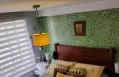 •	Amplio dormitorio principal (matrimonial) con closet fijo incrustado, alfombrado, muros de hormigón y tabiquería, buena iluminación natural, con vista al antejardín, baño privado cubierto de cerámica paredes y suelo, ducha y excelente lavamanos amoblado,  finas terminaciones en toda la habitación.