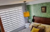 •	Amplio dormitorio principal (matrimonial) con closet fijo incrustado, alfombrado, muros de hormigón y tabiquería, buena iluminación natural, con vista al antejardín, baño privado cubierto de cerámica paredes y suelo, ducha y excelente lavamanos amoblado,  finas terminaciones en toda la habitación.