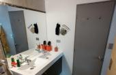 •	Amplio dormitorio principal (matrimonial) con closet fijo incrustado, alfombrado, muros de hormigón y tabiquería, buena iluminación natural, con vista al antejardín, baño privado cubierto de cerámica paredes y suelo, ducha y excelente lavamanos amoblado,  finas terminaciones en toda la habitación.