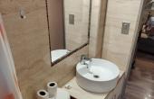 • baño de servicio, con ducha, agua caliente y fría, cubierta de cerámica.