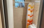 • baño de servicio, con ducha, agua caliente y fría, cubierta de cerámica.