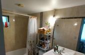 •	Amplio dormitorio principal (matrimonial) con closet fijo incrustado, alfombrado, muros de hormigón y tabiquería, buena iluminación natural, con vista al antejardín, baño privado cubierto de cerámica paredes y suelo, ducha y excelente lavamanos amoblado,  finas terminaciones en toda la habitación.