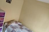 • Hermoso y cómodo dormitorio con vista a patio trasero, piso flotante,  muros  de  hormigón y tabiquería. Especial para ser utilizado por un niño, adolescente o persona  adulta sola