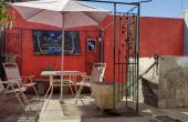 • Patio trasero con gran quincho. 