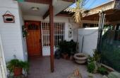 • Hermoso antejardín con reja estructura de fierro puntas de seguridad, puerta y portón de acceso base riel.