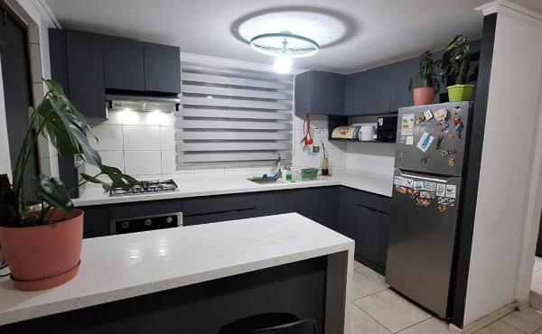 Cocina  con mueble bar separacion de ambiente