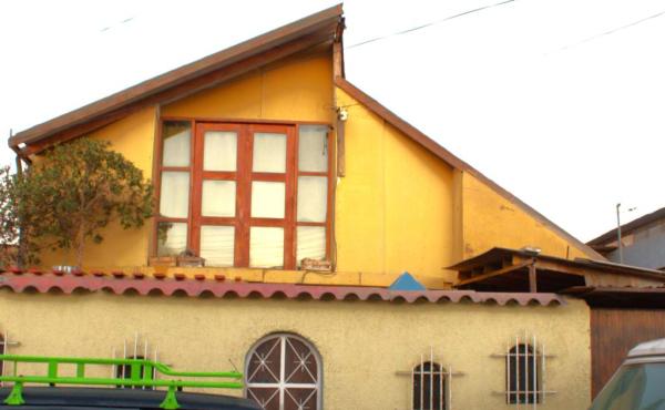 Casa grande de dos pisos, con portón para estacionamiento
