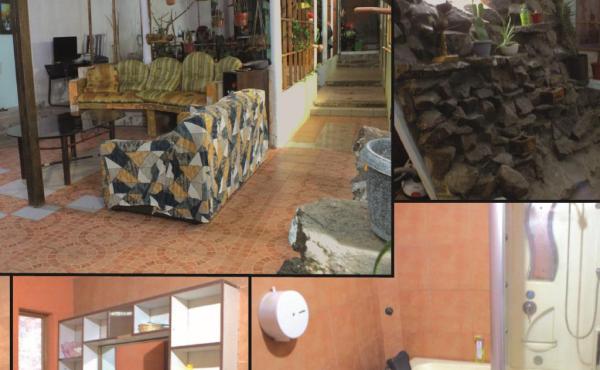 -Sala grande bien iluminada, incluye sillones, mesa de centro, televisor y muebles (piso de cerámica)
-Muro de piedras para poner plantas, ventanal grande
-Baño principal amplio, incluye tina, mueble empotrado de material solido con cerámica (piso de cerámica)