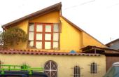 Casa grande de dos pisos, con portón para estacionamiento
